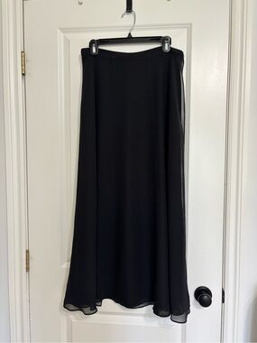 Elegant Black Maxi Skirt with Flowing Silhouette